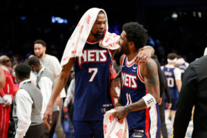 Kyrie Irving no saldrá de los Nets si Kevin Durant no lo hace