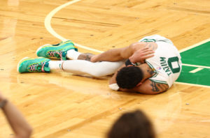 Jayson Tatum jugó dos meses tocado de la muñeca