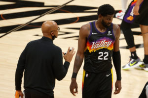 Persiste la tensión entre DeAndre Ayton y Monty Williams