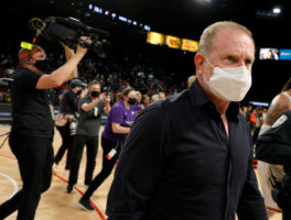 La NBA suspende a Robert Sarver por un año