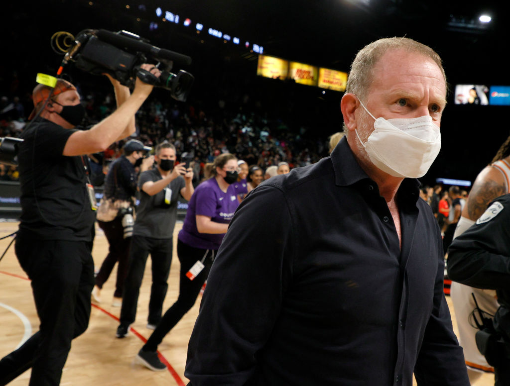 La NBA suspende a Robert Sarver por un año