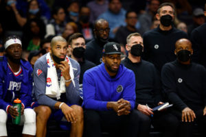 Kawhi Leonard podría salir desde el banquillo frente a Lakers