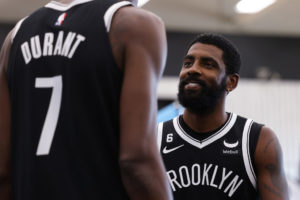 Irving cree que los Nets son mejores tras el fallido motín de Durant