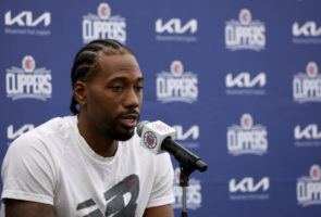 Kawhi Leonard explica su salida desde el banquillo