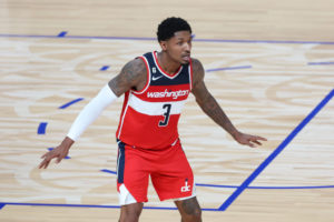 Bradley Beal, baja debido a los protocolos contra la COVID-19