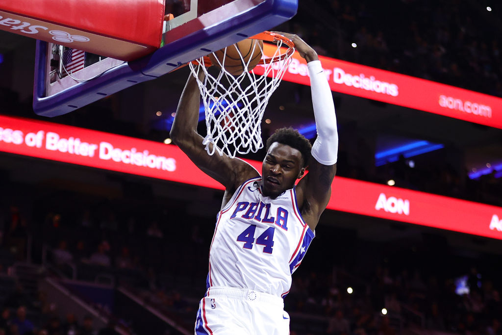 Los 76ers garantizan el contrato de Paul Reed