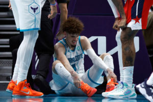 LaMelo Ball sufre una lesión en el tobillo izquierdo