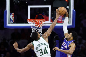 Los Bucks arruinan el estreno en casa de Philadelphia