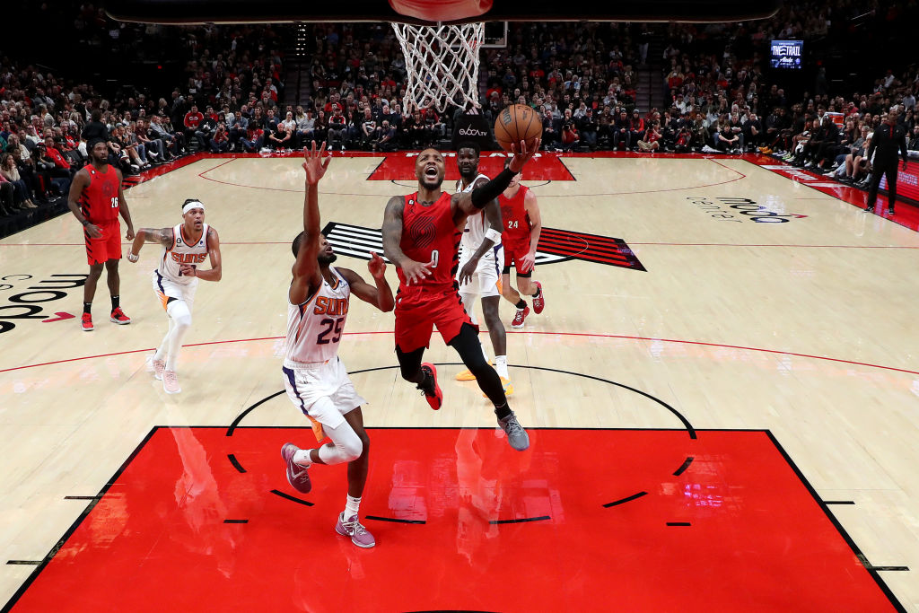 Damian Lillard brilla con 41 puntos para ganar a Phoenix en la prórroga