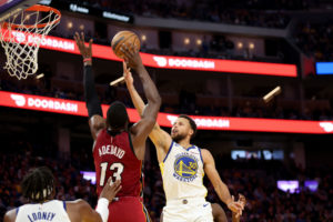Stephen Curry resuelve ante los Heat en el último cuarto