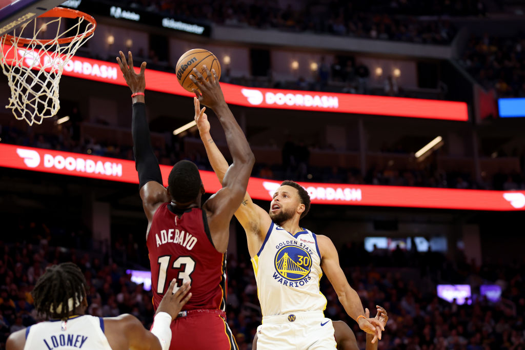 Stephen Curry resuelve ante los Heat en el último cuarto