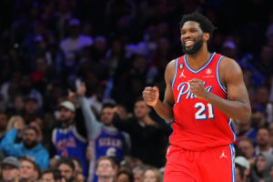 Joel Embiid también puede con los Bucks