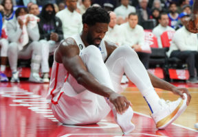 Joel Embiid sufre un esguince en su pie izquierdo