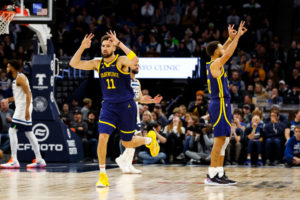 Los Warriors aplastan a Minnesota y se colocan con récord positivo