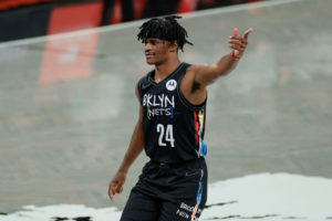 Los Spurs cesan a Jordan Hall para firmar a Alize Johnson