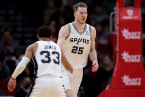 Boston muestra interés en hacerse con Jakob Poeltl