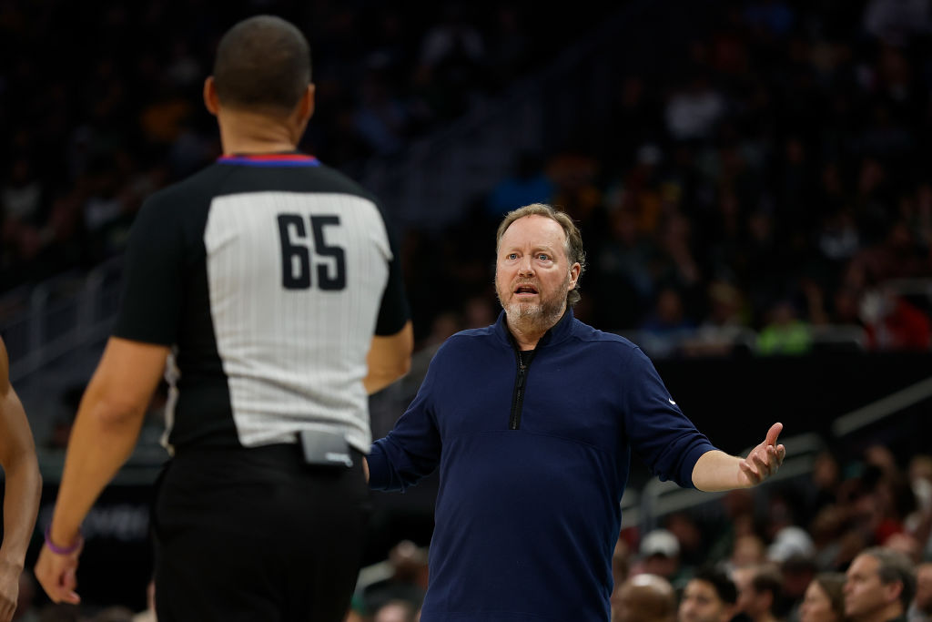 Mike Budenholzer carga contra el arbitraje