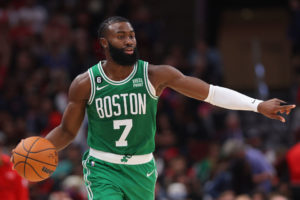 Los Celtics baten su récord de triples (27) con victoria en Nueva York