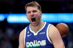Doncic sigue ampliando su leyenda con su 49º triple-doble