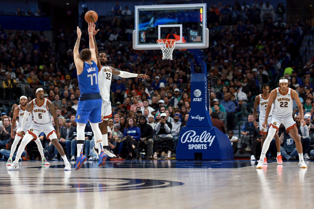 Doncic sigue de dulce: triple-doble y paliza a Denver