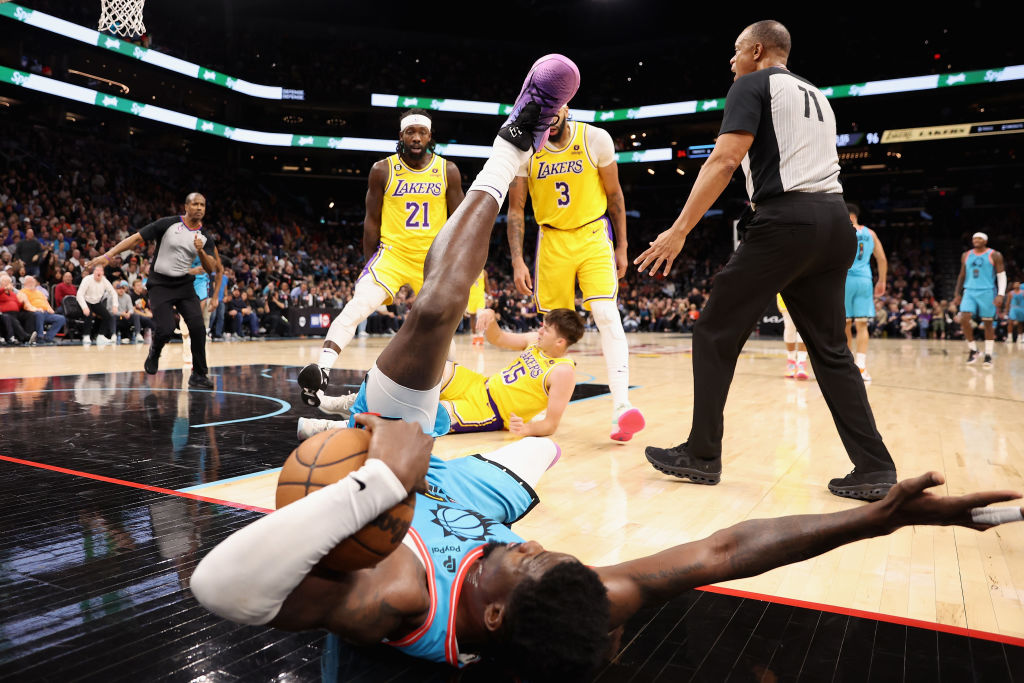 Patrick Beverley, expulsado por empujar y mandar a la lona a DeAndre Ayton