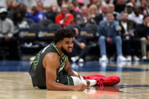 Susto en Minnesota: Karl-Anthony Towns cae lesionado
