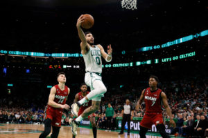 Un Tatum colosal mantiene a los Celtics en racha