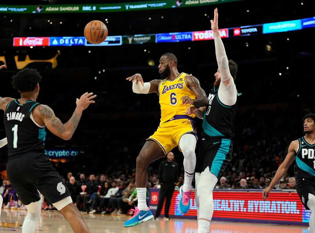 Los Lakers brillan ante unos Blazers sin Lillard