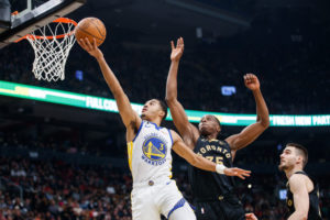 Jordan Poole se viste de Curry en Toronto