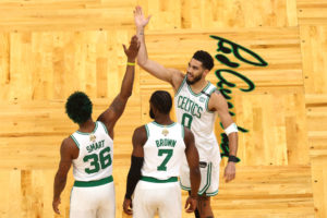Boston da un golpe de autoridad en su visita a Brooklyn