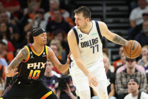 Dallas fulmina a Phoenix con un espectacular primer tiempo