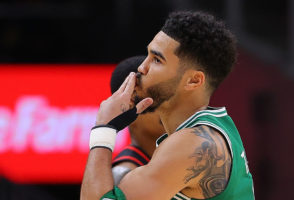 Devin Booker y Jayson Tatum nombrados jugadores del mes