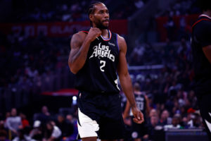 Kawhi Leonard regresa a lo grande: canasta ganadora en Charlotte
