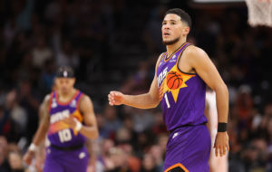 Booker arrasa a los Bulls con 51 puntos en tres cuartos
