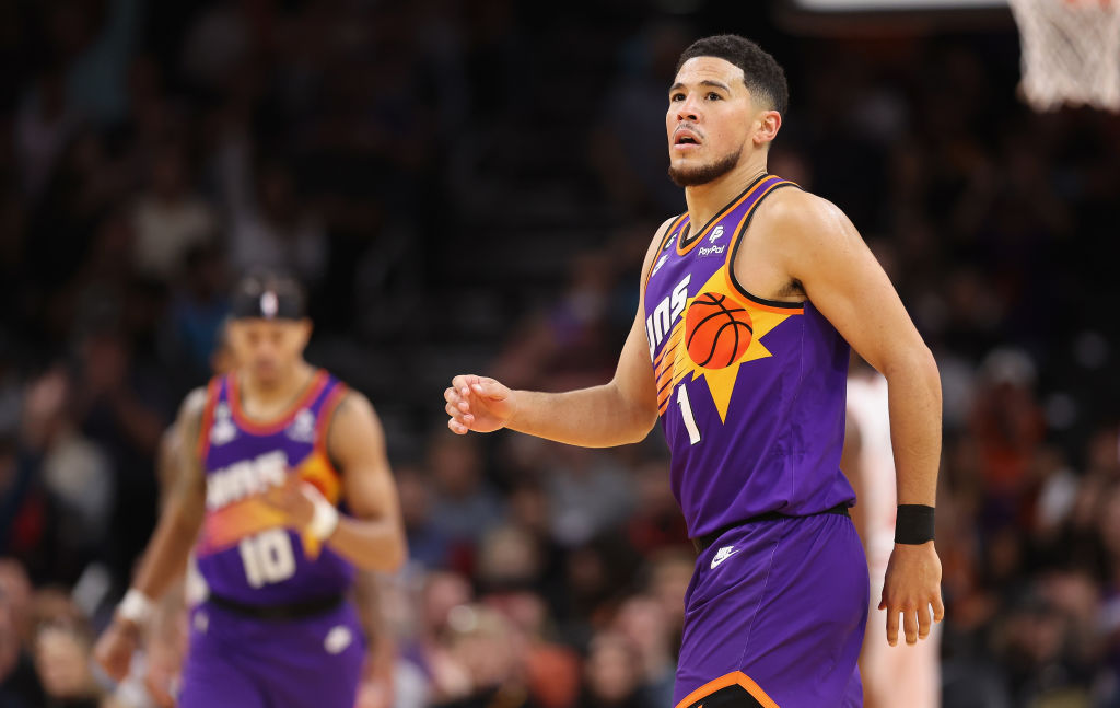 Booker arrasa a los Bulls con 51 puntos en tres cuartos
