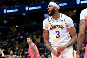 Los Lakers siguen despegando con otra exhibición de Davis