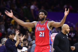 Los Lakers rozan la épica en Philadelphia pero caen en la prórroga