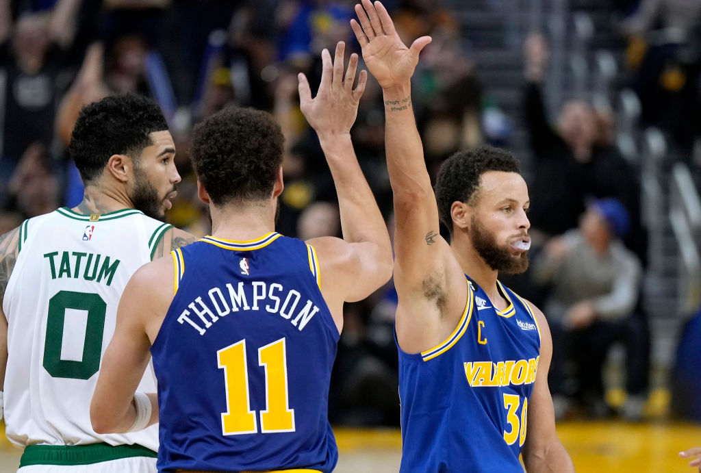 Los Warriors frenan a Boston con 66 puntos entre Thompson y Curry