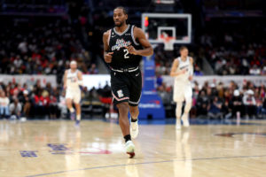 Kawhi suma 31 puntos en la caída libre de Washington