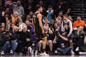 Enorme Devin Booker: 58 puntos y espectacular remontada ante Pelicans