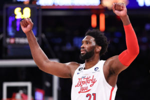 Los Sixers inauguran la Navidad con victoria en Nueva York