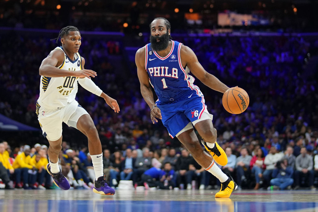 Philadelphia gana por la mínima en ausencia de Joel Embiid