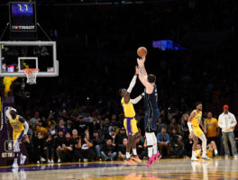 Los Mavericks vencen en Los Ángeles tras dos prórrogas