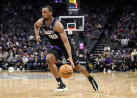 Sacramento atropella a Orlando para acomodarse en playoffs