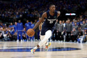 Los Jazz muestran interés en Dorian Finney-Smith y Jalen McDaniels