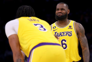 LeBron James y Anthony Davis, bajas ante Brooklyn