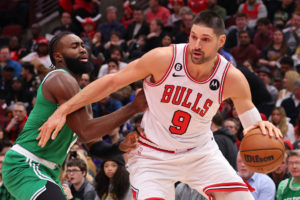 Nikola Vucevic y Jaylen Brown