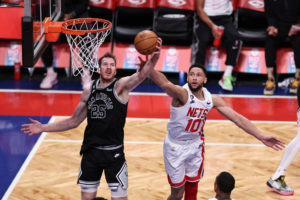 Los Spurs piden dos primeras rondas por Jakob Poeltl