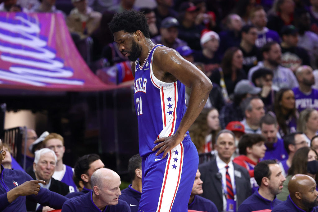 Joel Embiid será evaluado día a día para tratar sus dolores en el pie