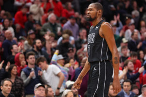 Kevin Durant abandona el partido ante los Heat con una lesión en la rodilla